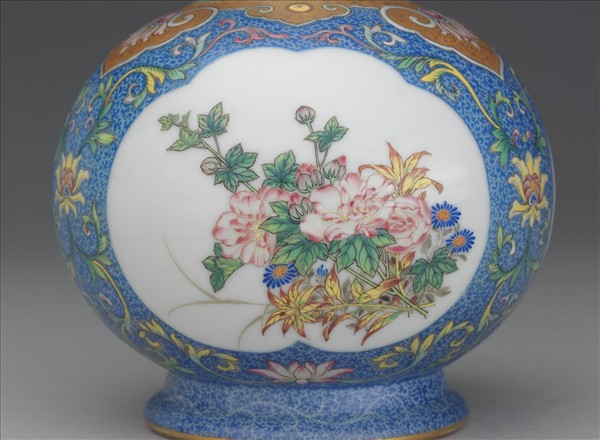 洋彩藍錦地剔花開光花卉瓶