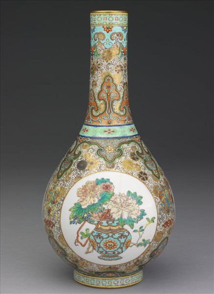 洋彩錦地開光花卉紋膽瓶