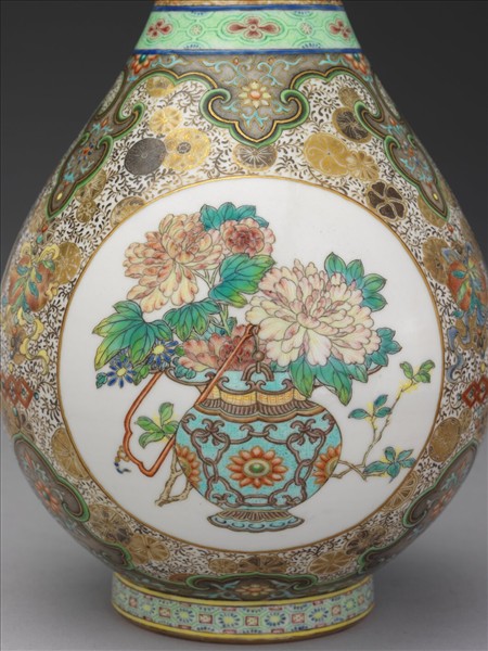 洋彩錦地開光花卉紋膽瓶