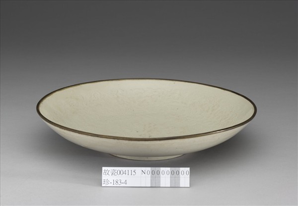 定窯 白瓷印花牡丹犀牛望月圖盤