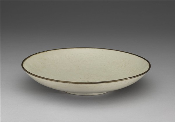 定窯 白瓷印花牡丹犀牛望月圖盤