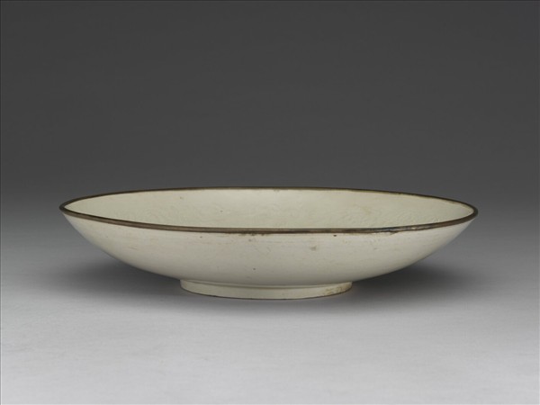 定窯 白瓷印花牡丹犀牛望月圖盤