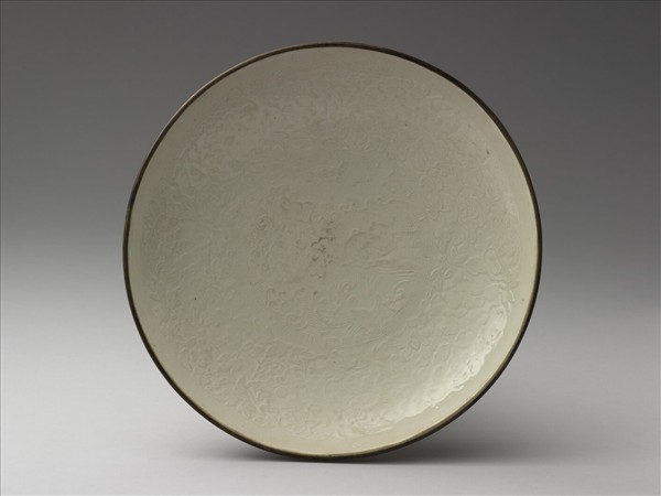 定窯 白瓷印花牡丹犀牛望月圖盤