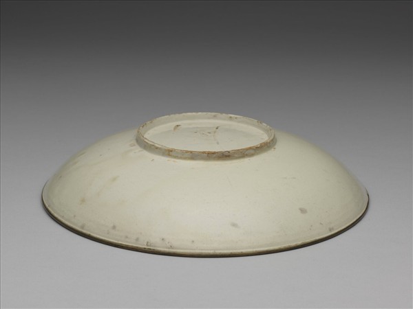 定窯 白瓷印花牡丹犀牛望月圖盤