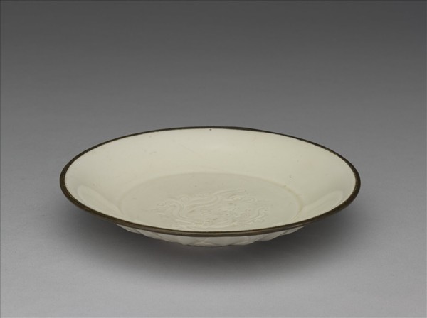 定窯 白瓷劃花蓮瓣螭龍紋盤