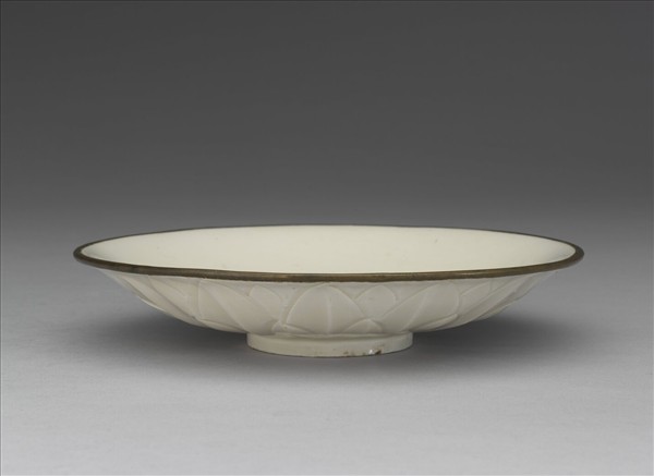 定窯 白瓷劃花蓮瓣螭龍紋盤