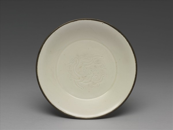 定窯 白瓷劃花蓮瓣螭龍紋盤