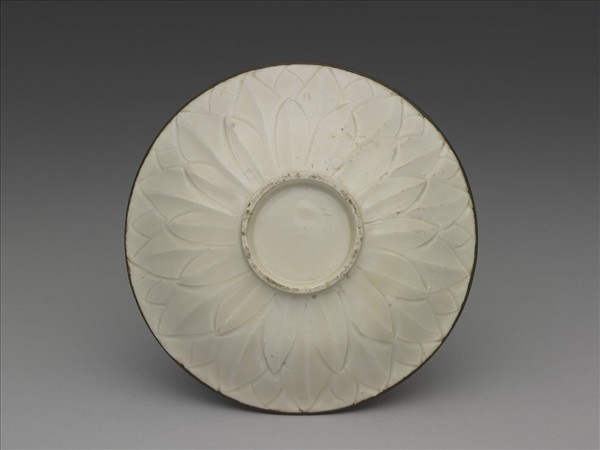 定窯 白瓷劃花蓮瓣螭龍紋盤