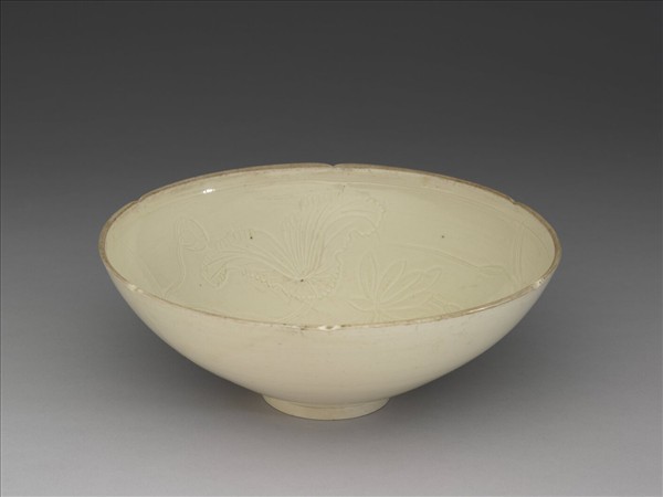 定窯 白瓷劃花蓮塘鴛鴦紋花口碗