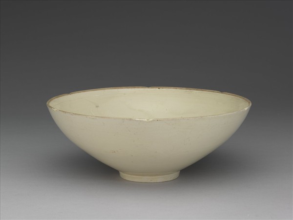 定窯 白瓷劃花蓮塘鴛鴦紋花口碗