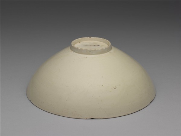 定窯 白瓷劃花蓮塘鴛鴦紋花口碗