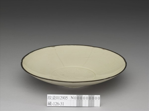 定窯 白瓷劃花蓮荷紋分格花式盤