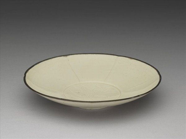 定窯 白瓷劃花蓮荷紋分格花式盤