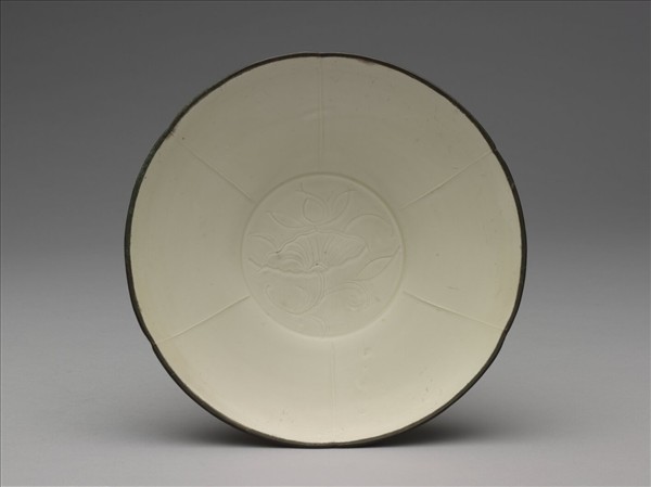 定窯 白瓷劃花蓮荷紋分格花式盤