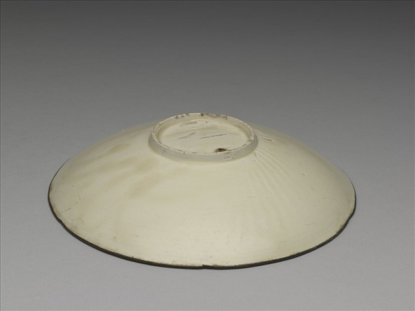 定窯 白瓷劃花蓮荷紋分格花式盤