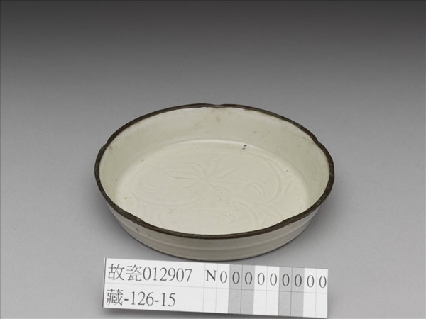 定窯 白瓷劃花花卉紋梅花式碟