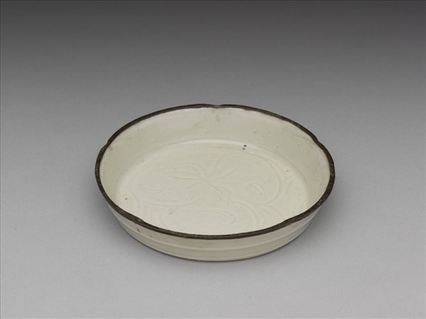 定窯 白瓷劃花花卉紋梅花式碟