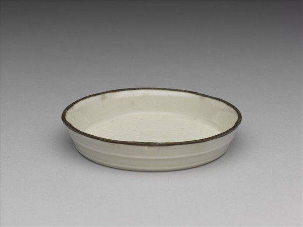 定窯 白瓷劃花花卉紋梅花式碟