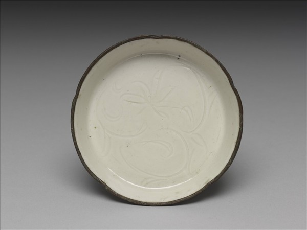 定窯 白瓷劃花花卉紋梅花式碟