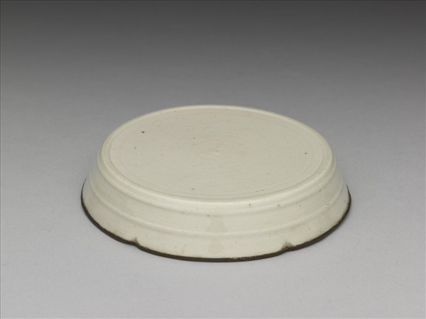 定窯 白瓷劃花花卉紋梅花式碟