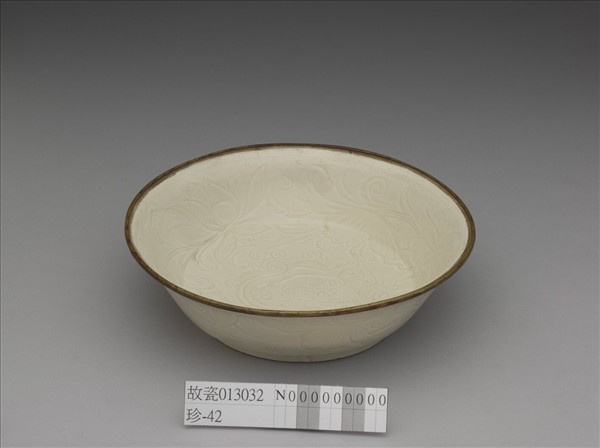 定窯 白瓷劃花蓮荷蟠螭紋折腰洗