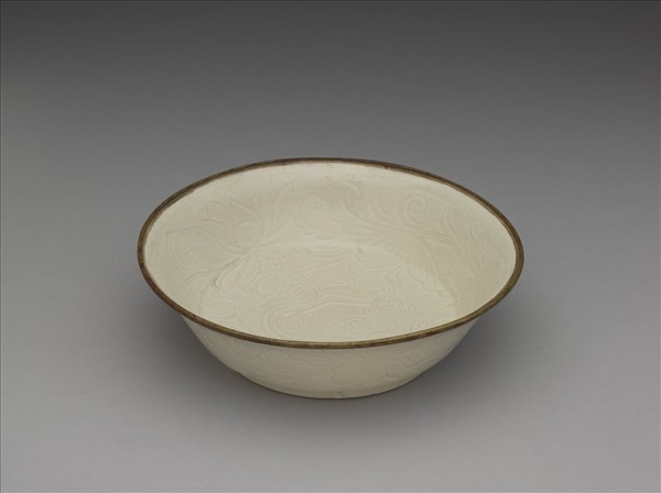 定窯 白瓷劃花蓮荷蟠螭紋折腰洗