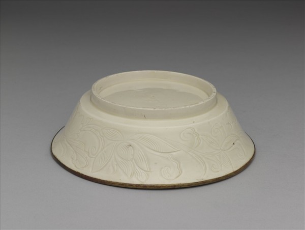 定窯 白瓷劃花蓮荷蟠螭紋折腰洗