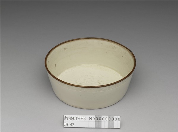 定窯 白瓷劃花蟠螭紋洗