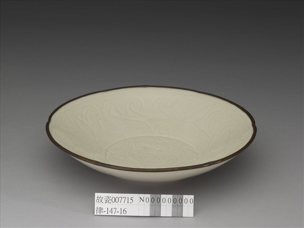 定窯 白瓷劃花蓮荷紋盤