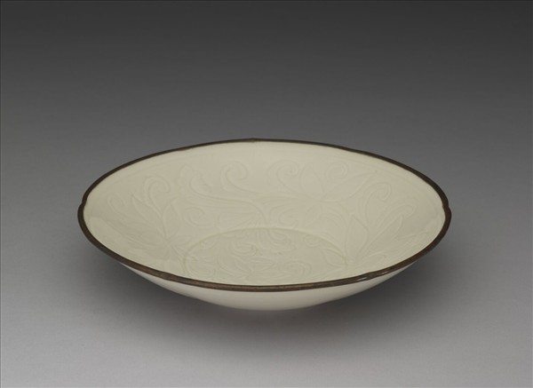 定窯 白瓷劃花蓮荷紋盤