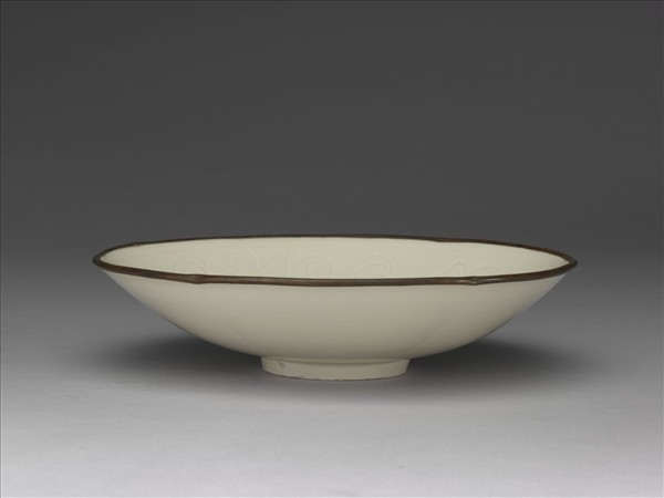 定窯 白瓷劃花蓮荷紋盤