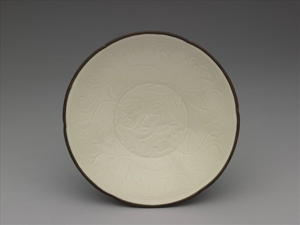 定窯 白瓷劃花蓮荷紋盤