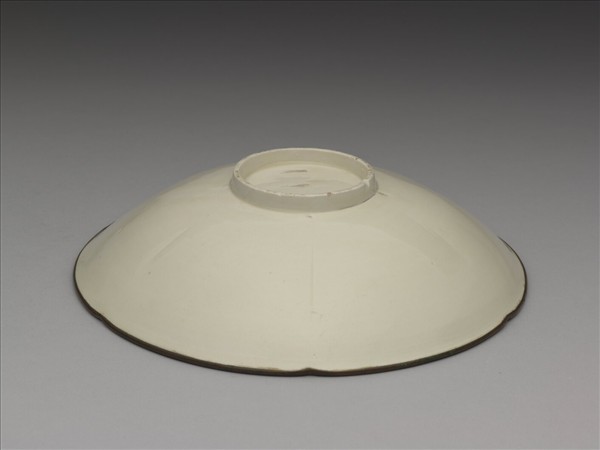 定窯 白瓷劃花蓮荷紋盤