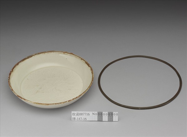 定窯 白瓷劃花牡丹紋盤