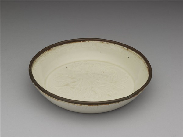 定窯 白瓷劃花牡丹紋盤