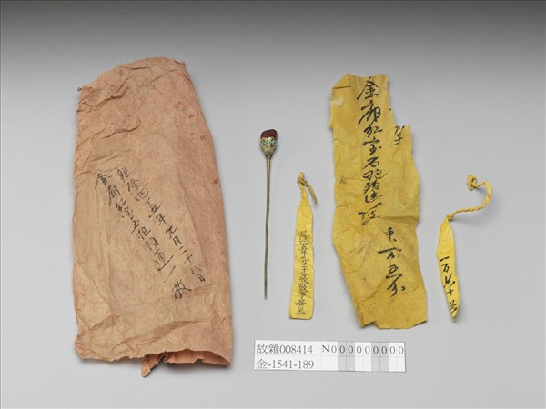 嵌紅色寶石抱頭蓮針