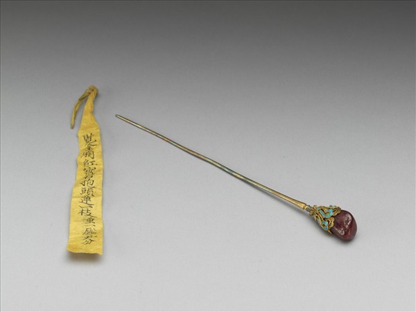 嵌紅色寶石抱頭蓮針