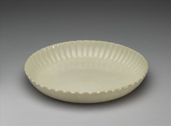 定窯 印花蓮塘水禽菊瓣式大盤