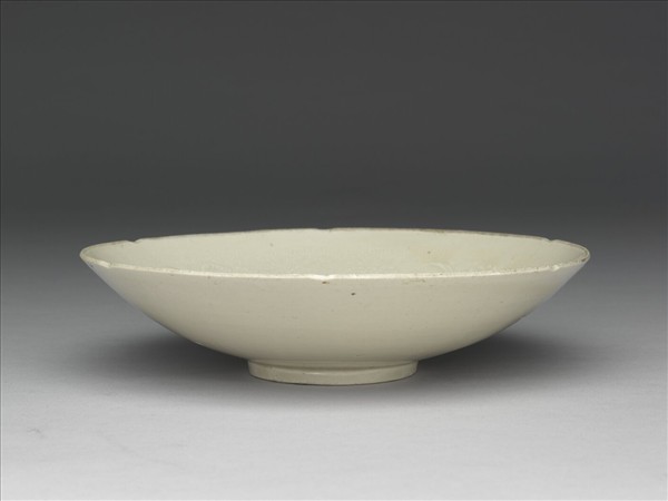 定窯 印花蓮塘水禽花口盤