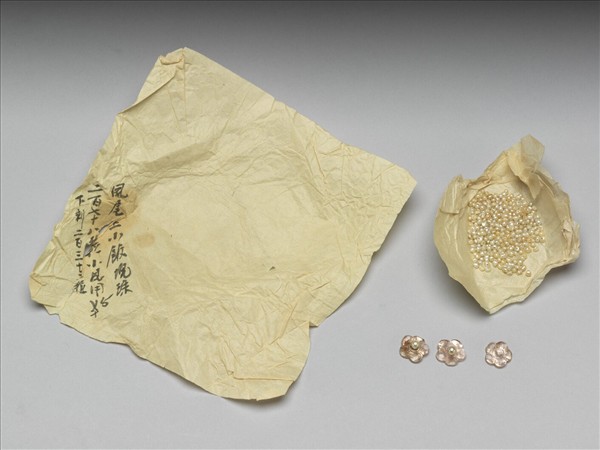 珍珠與花形碧璽飾件