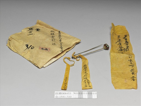 銀鍍金嵌寶石花針