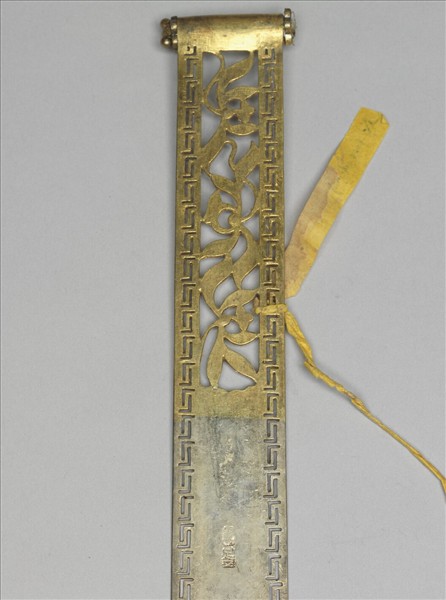 鍍金鏤空花葉紋扁方