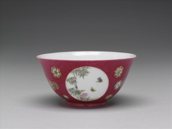 琺瑯彩洋紅地團花開光花鳥紋碗