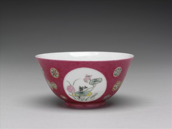 琺瑯彩洋紅地團花開光花鳥紋碗