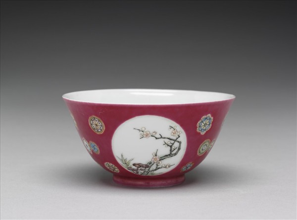 琺瑯彩洋紅地團花開光花鳥紋碗