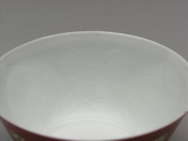 琺瑯彩洋紅地團花開光花鳥紋碗