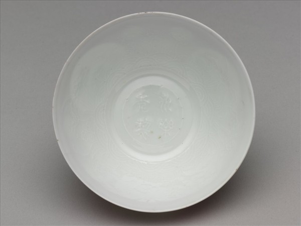 琺瑯彩洋紅地團花開光花鳥紋碗