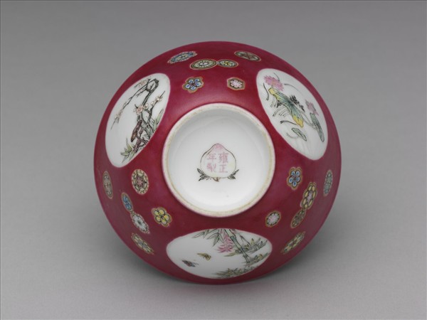 琺瑯彩洋紅地團花開光花鳥紋碗