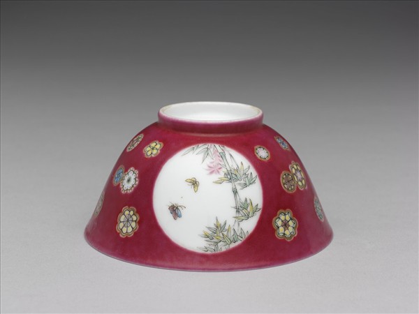 琺瑯彩洋紅地團花開光花鳥紋碗