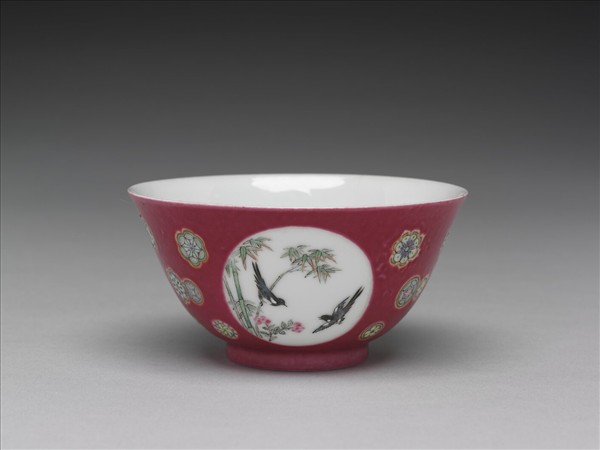 琺瑯彩洋紅地團花開光花鳥紋碗